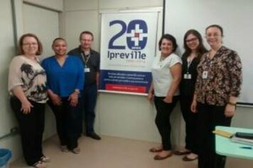 Hospital Municipal São José recebe banner Ipreville 20 anos